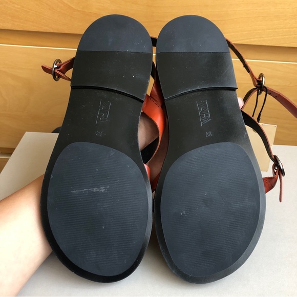 Flat leather sandals with cris-cross straps. - Picture 6 of 6